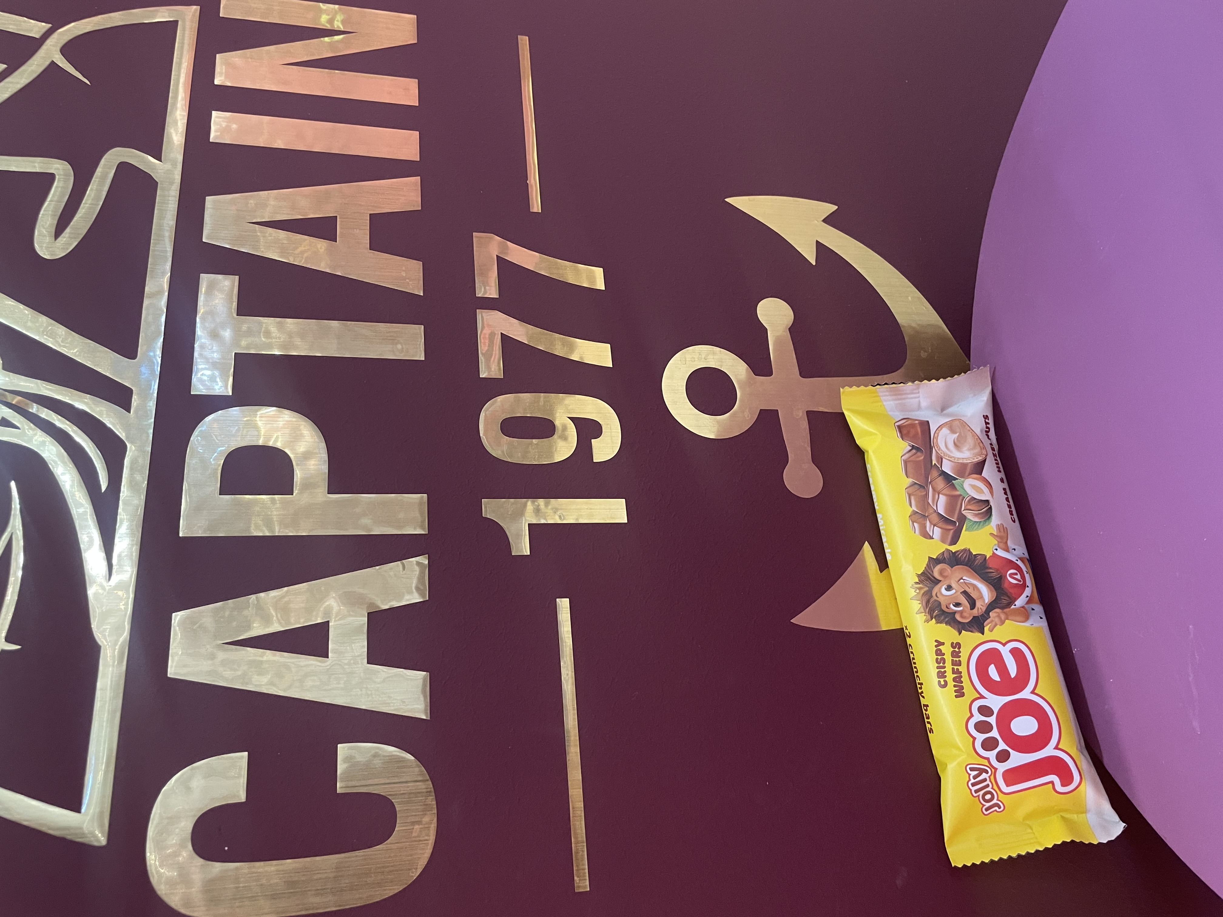 ویفر شکلاتی کریسپی با مغز فندق برند jolly joe